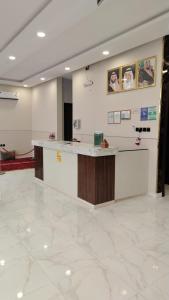 a lobby with a large counter in a room at ﻣﺆﺳﺴﺔ ﺷﻘﻖ ﺍﻟﻘﺎﺭﺍﺕ ﺍﻟﺴﺒﻊ ﺍﻟﻤﺨﺪﻭﻣﺔ in Al Nairyah