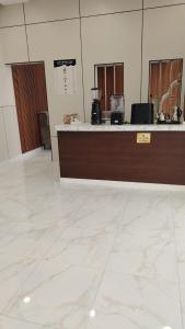 a lobby with a reception desk and a marble floor at ﻣﺆﺳﺴﺔ ﺷﻘﻖ ﺍﻟﻘﺎﺭﺍﺕ ﺍﻟﺴﺒﻊ ﺍﻟﻤﺨﺪﻭﻣﺔ in Al Nairyah