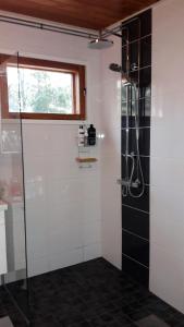 Kylpyhuone majoituspaikassa Halkolanniemi