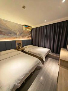 a hotel room with two beds and a curtain at 木子酒店 in Nanjing