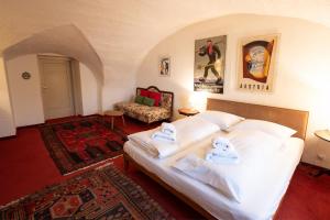 a bedroom with a bed with towels on it at Ferienwohnung Ottmanach Josefhof in Pischeldorf
