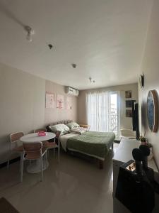 a bedroom with a bed and a table in it at Saekyung 301-1603 in Concepcion