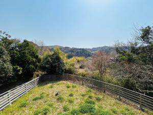 a hill with a fence on top of it at HIKE Hayama愛犬と過ごす葉山のマウンテンビュー大人定員4名 in Hayama
