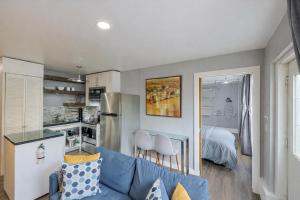 ein Wohnzimmer mit einer blauen Couch und eine Küche in der Unterkunft Stylish and Pet-Friendly Apartment in Beacon in Beacon