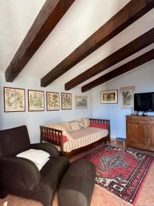 a living room with a couch and a tv at Passeggiata al sole in Santa Maria Maggiore