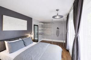 ein Schlafzimmer mit einem großen Bett und einem Fenster in der Unterkunft Stylish and Pet-Friendly Apartment in Beacon in Beacon