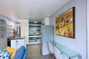 ein Wohnzimmer mit Glastisch und Kühlschrank in der Unterkunft Stylish and Pet-Friendly Apartment in Beacon in Beacon + 6 Fotos