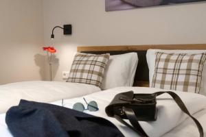 a purse sitting on top of a bed with pillows at Doppelzimmer 10 in Heidenheim