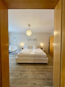 a bedroom with a large white bed in a room at HappyLivingApartments in Villach