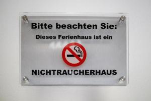 a sign that reads bite beater kitchen site on a wall at Ferienhaus Bellevue in Bensersiel