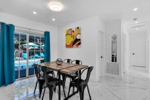 a dining room with a table and chairs and a pool at Relax & Fun Hollywood Private Pool | Arcade Game in Hollywood