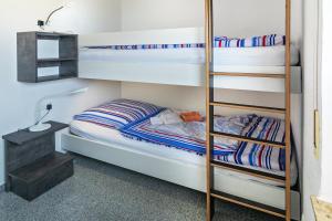 a bunk bed room with two bunk beds at Ferienhaus Avantgarde in Neuharlingersiel