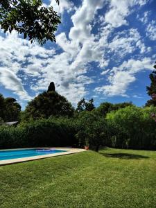 a view of a yard with a swimming pool at Los jazmines de Duggan in Duggan