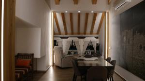 a dining room with a table and a couch at Almagro Plaza Apartamento in Almagro