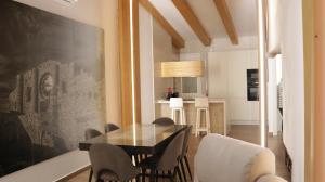 a dining room with a glass table and chairs at Almagro Plaza Apartamento in Almagro