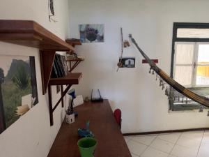 a living room with a wooden table and a window at Santo Antônio Além do Carmo - apartamento com varanda e vista pro mar, até 3 pessoas in Salvador