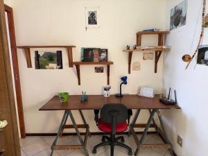 a desk in a room with a chair next to it at Santo Antônio Além do Carmo - apartamento com varanda e vista pro mar, até 3 pessoas in Salvador +12 photos