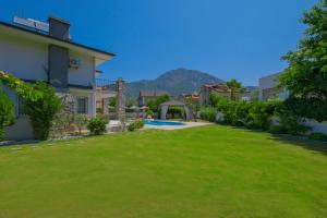 ein Bild von einem Hof mit einem Haus in der Unterkunft Villa Brezza in Fethiye