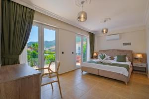 ein Schlafzimmer mit Bett und Balkon in der Unterkunft Villa Brezza in Fethiye + 46 Fotos