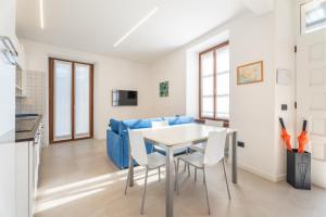 a kitchen and living room with a table and chairs at Residence Villa degli Aranci in Riva del Garda +259 photos