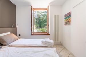 a bedroom with a bed and a window at Residence Villa degli Aranci in Riva del Garda