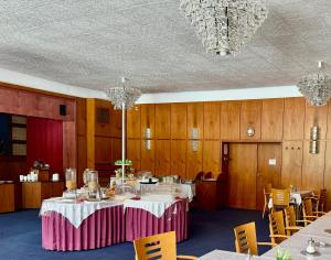 a dining room with a table and chairs at Lessinghof in Braunschweig