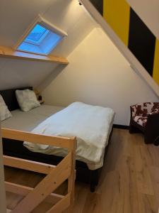 a bedroom with a bunk bed and a window at De Danser 2 in Klaaswaal