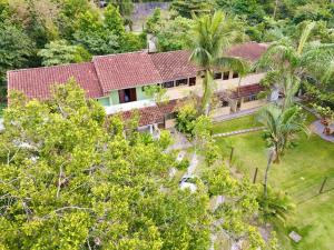 an aerial view of a house with a garden at Pousada Recanto Itaguá in Ubatuba