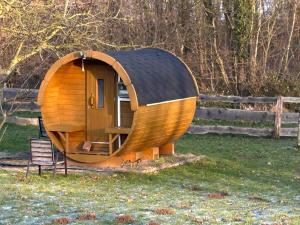 a small wooden hobbit house in a field at Ferienhaus Tutsch Ostblick in Wangels