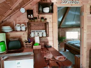 a cabin with a table and a tv in a room at Magic Kota - Sternenguckerhaus in Wilhelminenthal