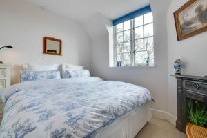 a bedroom with a bed with a blue and white comforter at 2 Bed in Biddenden oc-cb616 in Biddenden