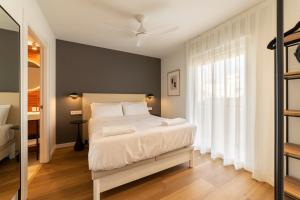 a bedroom with a white bed and a window at Ahoy Plaza Mayor in Elda