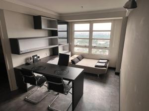 a small living room with a table and a couch at Hotel Guarulhos Flat 2004 in Guarulhos