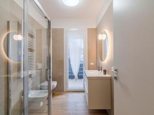 a bathroom with a toilet and a sink and a shower at GINO SUITES - Monolocali Luxury - Appartamenti vicini a Rho Fiera e Milano in Bollate +20 photos