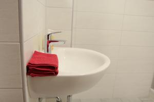 a sink in a bathroom with a red towel at Herbergskirche Spangenberg - Stimmungsvolle Schlafräume, jedoch ist NUR das Badzimmer beheizt in Spangenberg