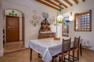 a dining room with a white table and chairs at Ca Na Carme (Alaronera) in Alaró