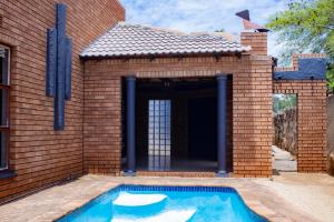 a brick building with a swimming pool in front of it at Travel Shift Accommodation in Northam +42 photos