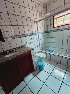 a bathroom with a toilet and a sink and a tub at Refúgio dos Pássaros in Gonçalves