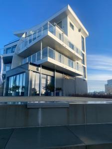 a tall building with a bench in front of it at FeWo GüNi Marina Wendtorf Strand mit Balkon und seitlichem Fördeblick in Wendtorf