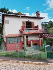 a house with a fence in front of it at Refúgio dos Pássaros in Gonçalves