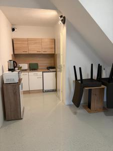 a room with a kitchen and a table with chairs at Apartmani Ela 2 3 in Sierning