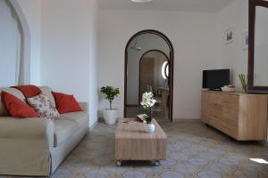 sala de estar con sofá y mesa en Charming Place Taormina, en Taormina