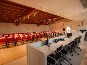 a conference room with tables and red chairs at ROOMS alCentro in Catania