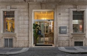 eine Ladenfront an einem Gebäude mit einer Glastür in der Unterkunft Leonardo Boutique Hotel Rome Monti in Rom + 58 Fotos