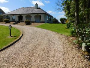 a gravel road in front of a house at Mullaghmore Holiday Home in Cliffony