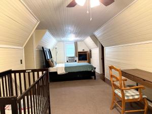 a bedroom with a bed in the middle of a room at Brick House Retreat in Hamlet