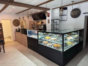 eine Bäckerei mit einer Vitrine voller Gebäck in der Unterkunft frankys cafe in Bärenstein + 24 Fotos