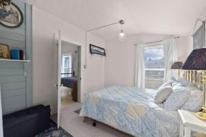 a bedroom with a bed and a window at Camp Red Lodge - Cozy & Convenient in Red Lodge