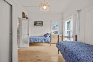 a bedroom with two beds and a window at Camp Red Lodge - Cozy & Convenient in Red Lodge +22 photos