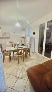 a living room with a table and chairs and a kitchen at Mordano Apartment - ampio appartamento SELF CHECK-IN vicino a Imola in Mordano +4 photos